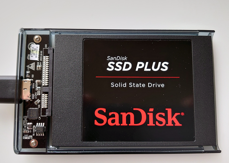 SanDisk 2TB SSDを透明の外付けケースに入れてコピー。