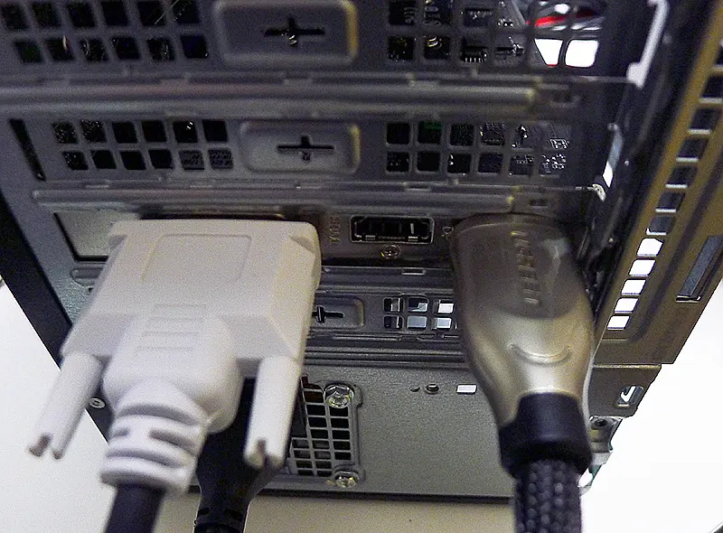 DisplayPortとDVI-Dの出力パートを使っている。HDMI用は空けてある。